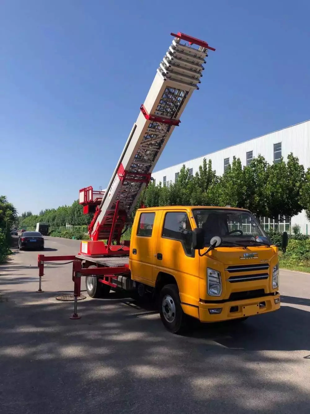 定南县附近的云梯车出租服务：轻松解决高空作业需求