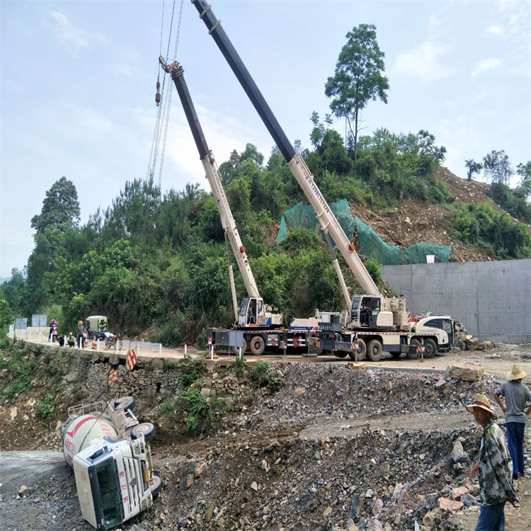 定南县汽车掉沟里叫吊车救援要多少钱
